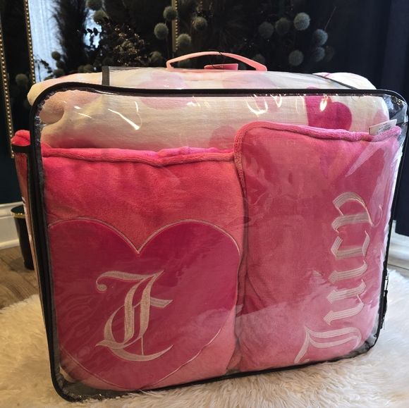 Juicy Couture Queen 5piece Plush Heart bedding set Brand New - Picture 7 of 9